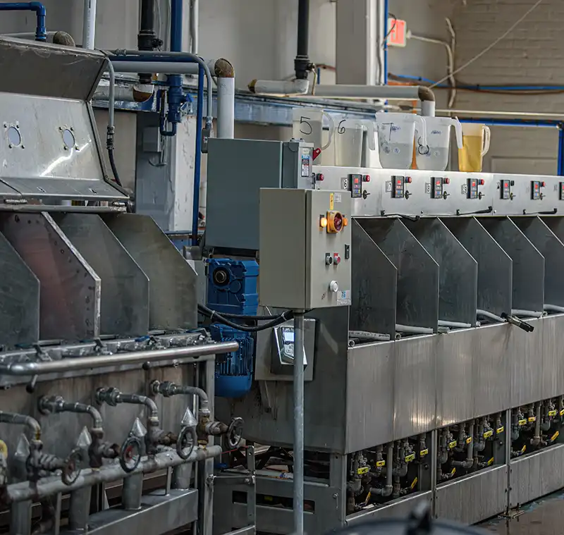 Multiple fabric dyeing machines in a dyehouse